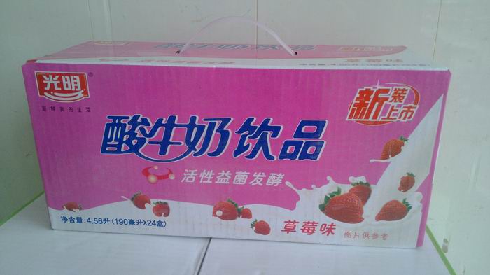 光明草莓味酸奶饮品
